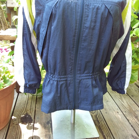 NIKE Women's Windbreaker. - Picture 3 of 10